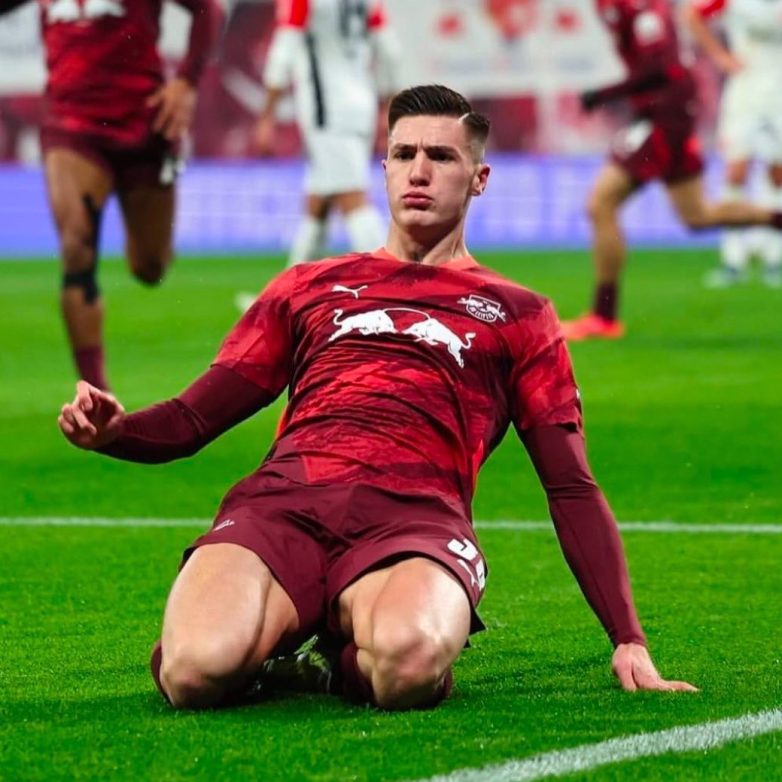 Arsenal's Shocking Pursuit: Šeško Deal Heating Up Amidst Drama! Arsenal transfer news, Benjamin Šeško negotiations, Premier League player updates